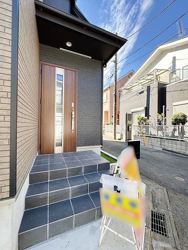 【玄関】大切な家族、来客を出迎える玄関。