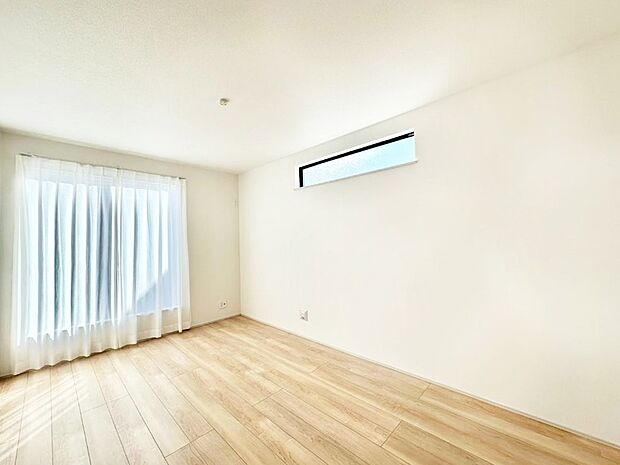 【洋室】2面採光を確保した明るい空間。家族みんなが快適な暮らしを実現する設計です。