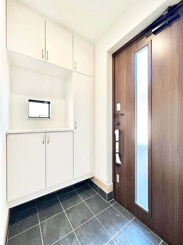 【玄関】明るい玄関はお客様をお出迎えするのにぴったりです！ 