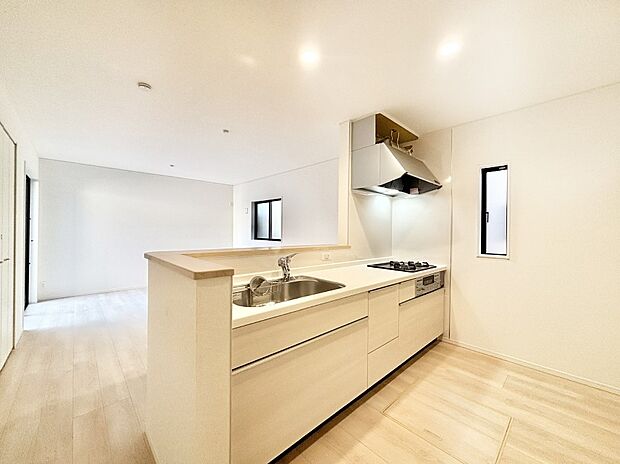 【ダイニングキッチン】料理をしながらでもご家族との会話を楽しめる対面キッチン