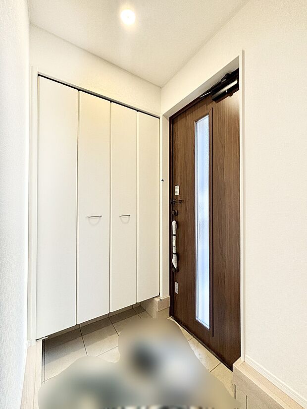 【玄関】明るい玄関はお客様をお出迎えするのにぴったりです！