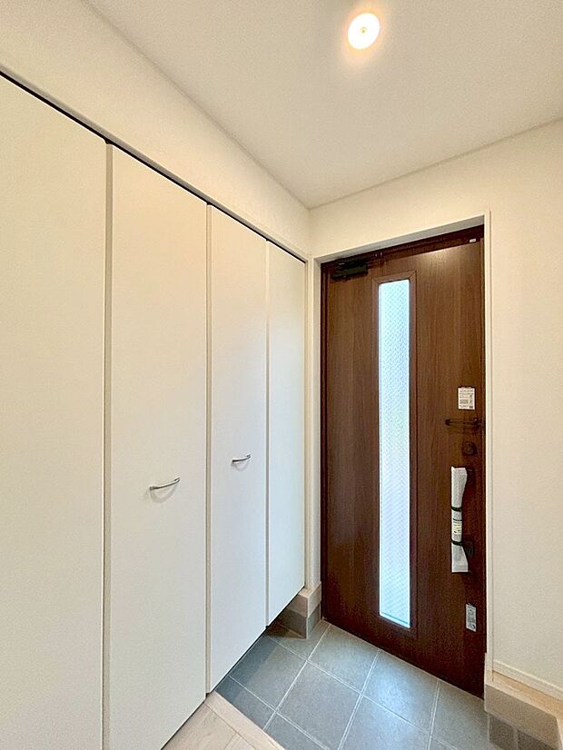 【玄関】明るい玄関はお客様をお出迎えするのにぴったりです！ 