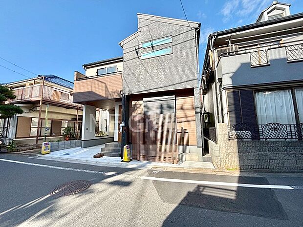 【現地外観写真】暮らしやすさと居心地の良さにこだわったシンプルで飽きのこないデザイン ！