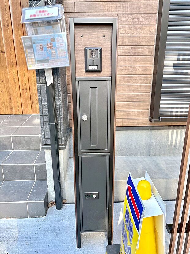 【その他現地】シンプルデザインのポスト。