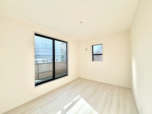 【洋室】バルコニーが開放感をプラスしてくれる洋室