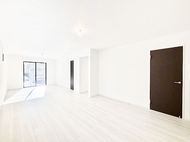 【リビングダイニング】明るい陽光が注ぎ、寛ぎの雰囲気に満たされるリビングダイニング