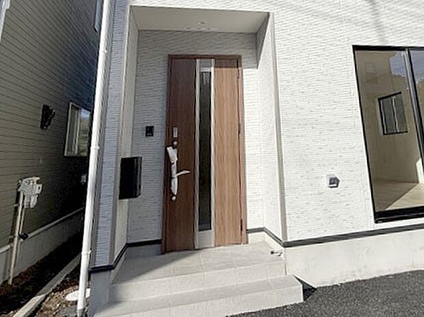 【玄関】大切な家族、来客を出迎える玄関。