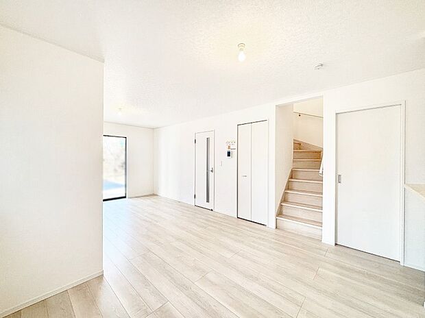 【リビングダイニング】あると嬉しいリビング収納付き！スッキリと片付いた広々ＬＤＫ。