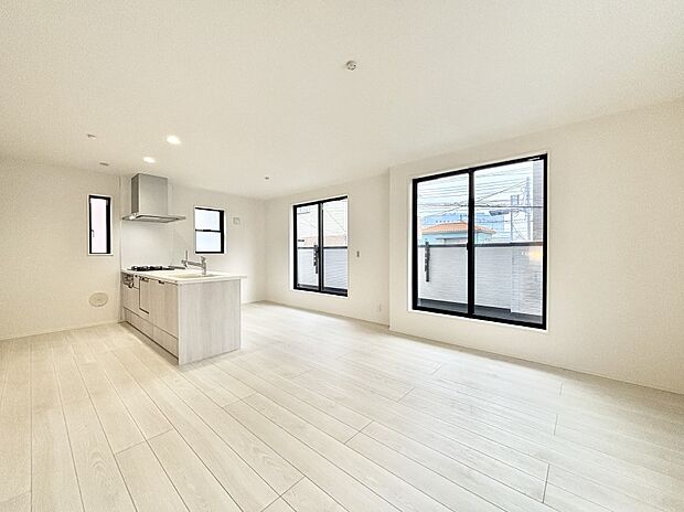 【リビングダイニング】明るい2階リビング！外からの視線をシャットアウトして家族のプライバシーを守ります。