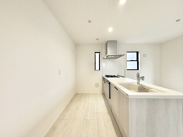 【ダイニングキッチン】爽やかな風が通り抜けるキッチン。窓があるので明るく換気にも役立ちます。