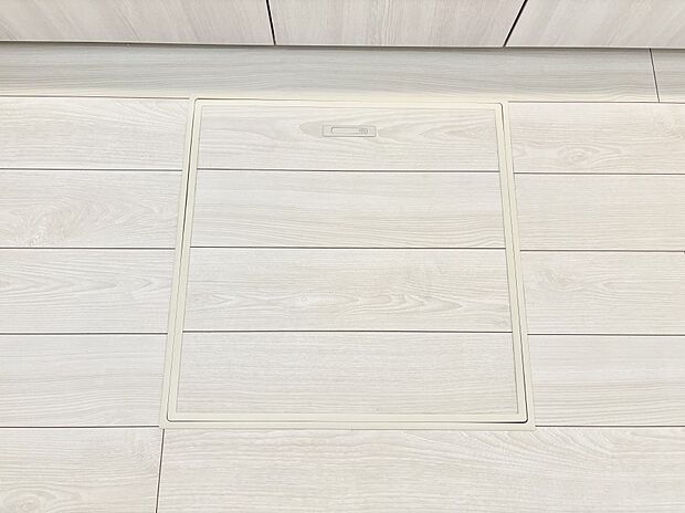 【その他設備(床下収納)】床下収納付き！日用品・非常用品の収納にも大活躍。