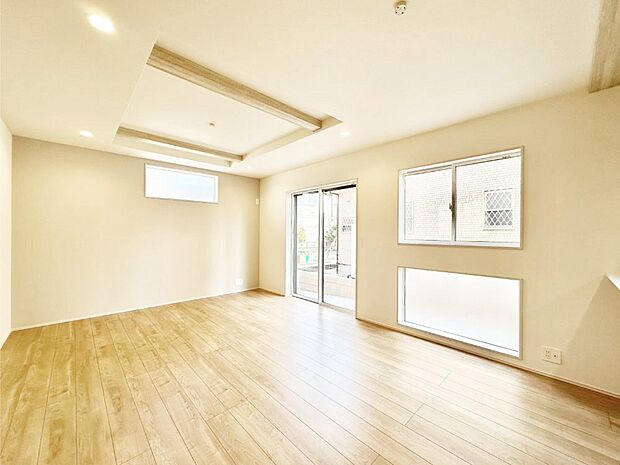 【リビングダイニング】大きな窓からたっぷりの陽光と風を感じられるリビング