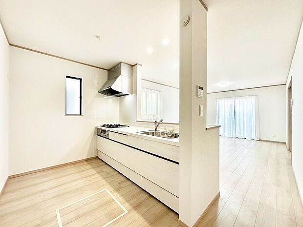 【ダイニングキッチン】料理をしながらご家族との会話を楽しめる対面カウンターキッチン