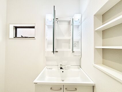 その他設備(三面鏡裏収納)