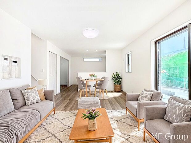 【リビング】家族の和やかな会話が聞こえてきそう。開放感のあるリビングです。※家具はCGです  