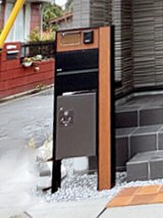 【その他現地】シンプルデザインのポスト。