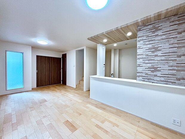 【リビングダイニング】明るい陽光が注ぎ、寛ぎの雰囲気に満たされるリビング・ダイニング。 