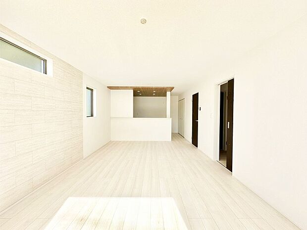 【リビングダイニング】明るい陽光が注ぎ、寛ぎの雰囲気に満たされるリビング・ダイニング。 