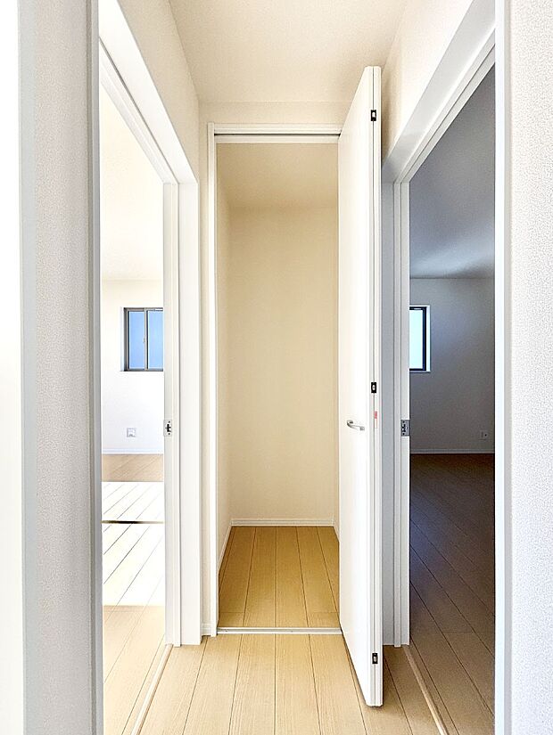 【その他設備(廊下収納)】廊下収納。掃除道具や季節の小物を収納することができます。