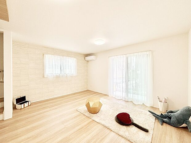 【リビングダイニング】大きな窓からたっぷりの陽光と風を感じられるリビング