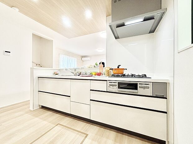 【ダイニングキッチン】料理をしながらご家族との会話を楽しめる対面カウンターキッチン