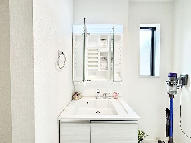 【その他設備(三面鏡裏収納)】三面鏡の裏に、化粧品や衛生用品などを収納可能。洗面台をすっきりと保ちます！