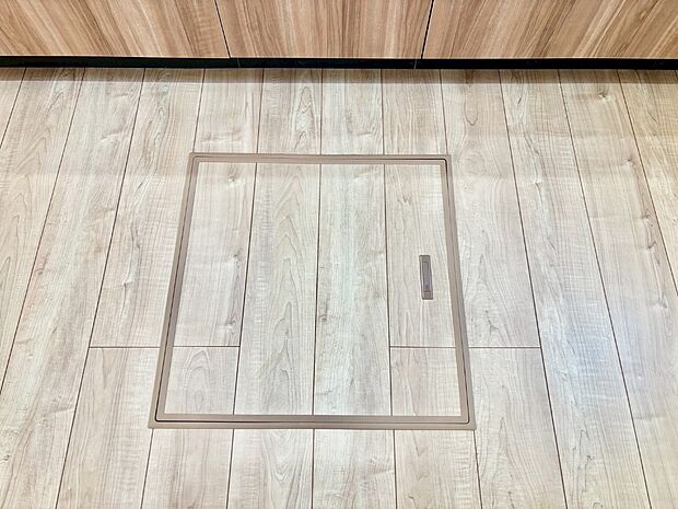 【その他設備(床下収納)】床下収納付き！日用品・非常用品の収納にも大活躍。