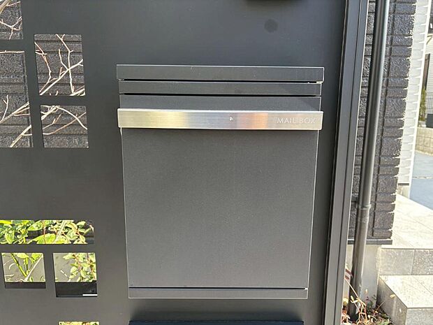 【その他現地】シンプルデザインのポスト。