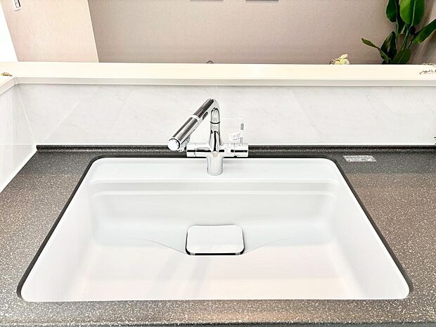 【その他設備(シンク)】広々としたシンクでお料理やお皿洗いもラクラク快適に！