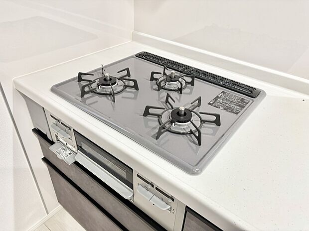 【その他設備(三ツ口コンロ)】三口ガスコンロでお料理が一気にはかどりそう