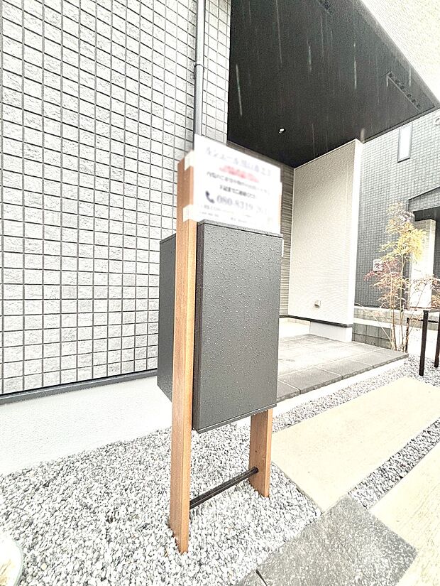 【その他現地】シンプルデザインのポスト。
