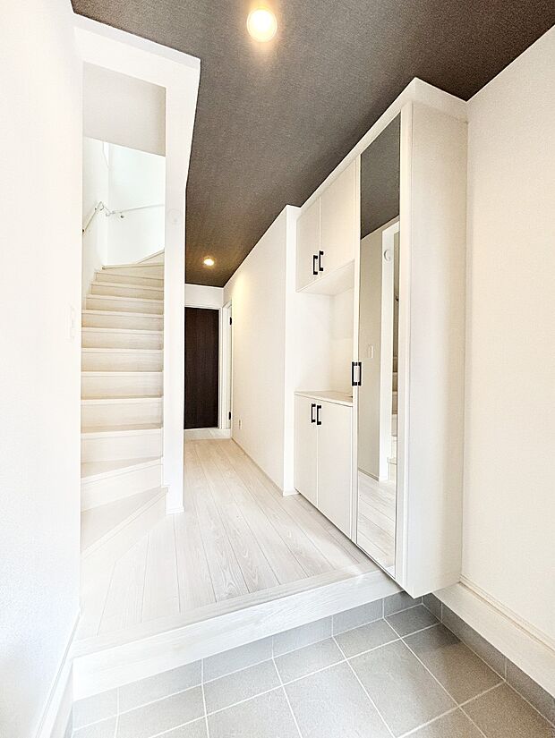 【玄関】いつもきれいにしておきたい玄関ですね。