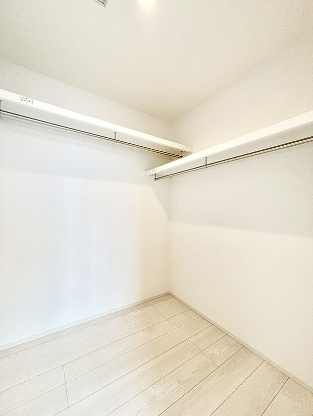 【ウォークインクローゼット】ウォークインクローゼット付きで生活空間を広く利用できます。