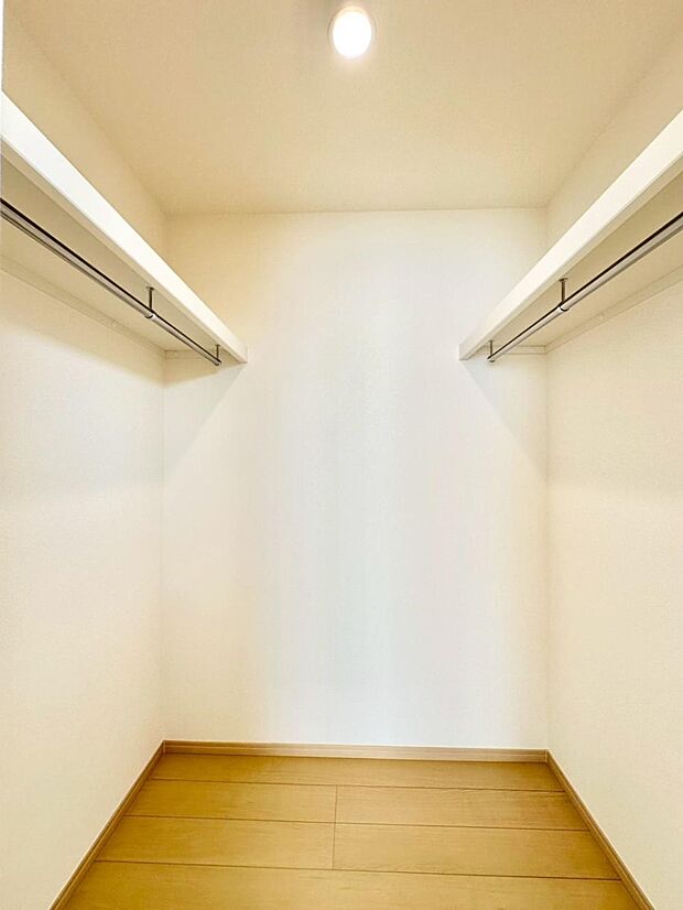 【ウォークインクローゼット】ウォークインクローゼットの活用で生活空間スッキリ  