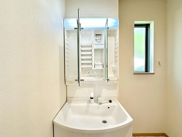 【三面鏡裏収納】三面鏡の裏に、化粧品や衛生用品などを収納可能。洗面台をすっきりと保ちます！