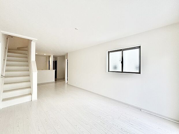 【リビングダイニング】「ただいま」「おかえり」家族とのコミュニケーションが深まるリビングイン階段。