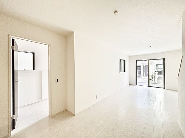 【ダイニング】日当たりの良いリビング。お気に入りのグリーンを飾れば更に心地よさがアップ!