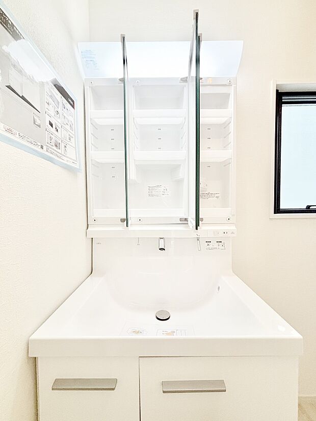 【三面鏡裏収納】三面鏡の裏に、化粧品や衛生用品などを収納可能。洗面台をすっきりと保ちます！
