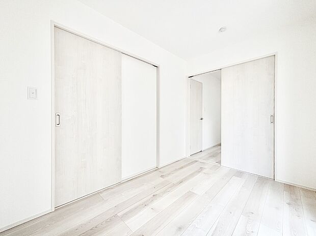 【洋室】ナチュラルなフローリングはどんなインテリアにもマッチ。  