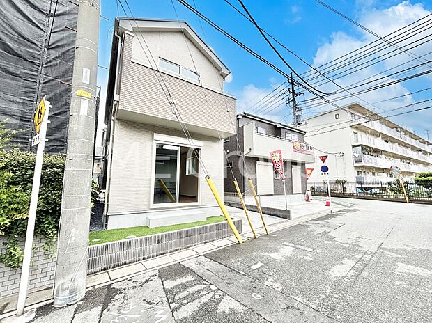 【現地外観写真】洗練された外観、上質な住空間が広がる室内は永く安心して過ごせる住居です。 