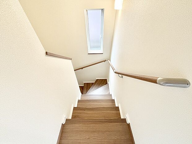 【その他内観】階段は薄暗くなりがちですが、窓を付けることによって明るい空間にできるので、上り下りの安全性も確保されます。 