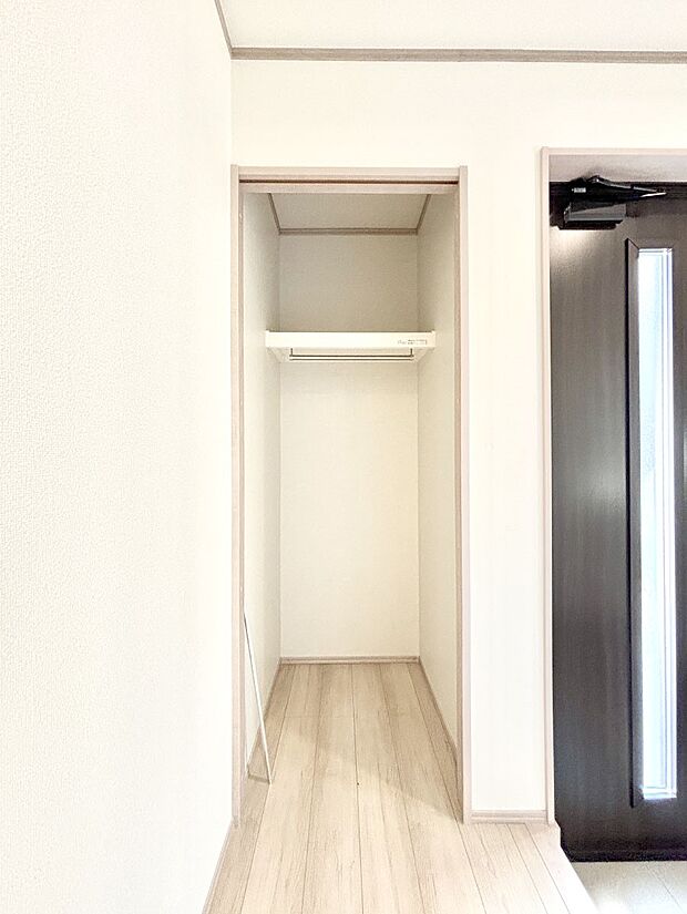 【玄関ホール収納】玄関ホール収納です。掃除道具やお出かけ用グッズの収納に便利です。