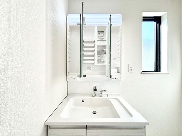 【三面鏡裏収納】三面鏡の裏に、化粧品や衛生用品などを収納可能。洗面台をすっきりと保ちます！