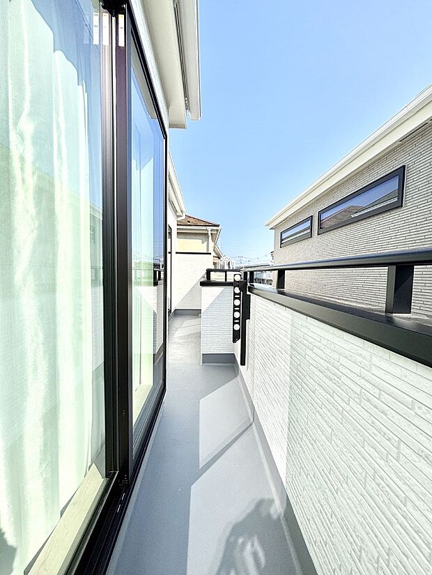 【バルコニー】南向きのバルコニー！ご家族の洗濯物はもちろん、お布団もたっぷり干せます！