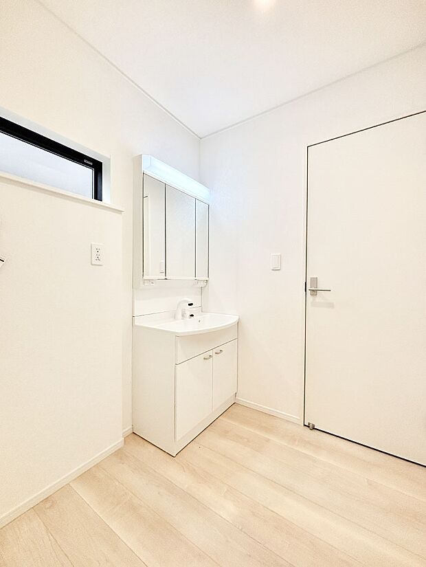 【脱衣場】清潔感のある快適空間です。毎日の身支度も気持ち良くお使い頂けます。 