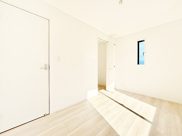 【洋室】大容量の収納力が嬉しいWIC付きのお部屋でゆったりリラックスタイム！