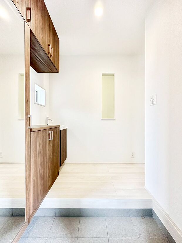 【玄関】家族の帰宅やお客様をあたたかく迎える玄関