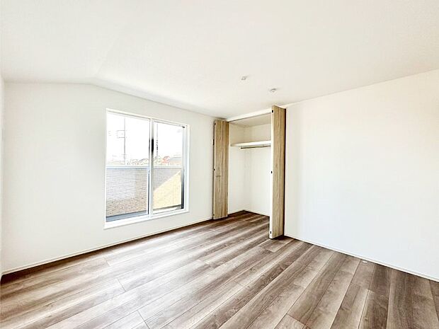 【寝室】収納が充実しているので居住スペースを広々使えます