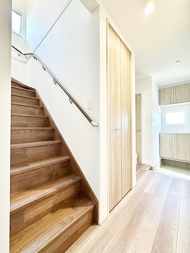 【その他内観】階段は手すり付きなので小さなお子さまやご高齢の方も安心です