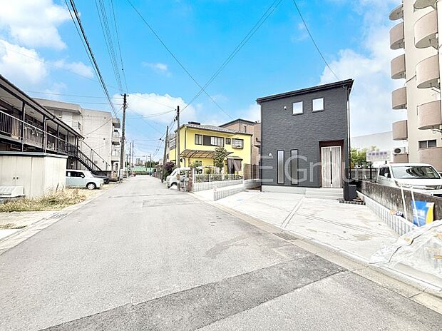 【前面道路含む現地写真】前面道路はきちんと整備されています  